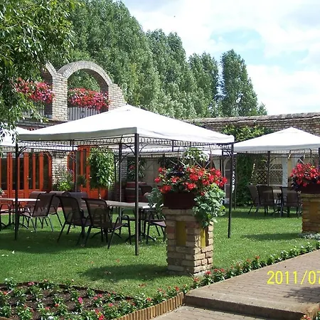 فندق مبيت وإفطار Bajor Panzio 2*